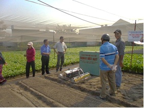 Cơ giới hóa máy gieo hạt tự hành trên huyện Hóc Môn