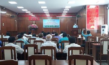 Tổ chức lớp dạy nghề Canh tác rau công nghệ cao về rau ăn quả (dưa leo)