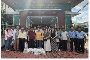 Nông dân Thành phố Hồ Chí Minh học hỏi kinh nghiệm từ các mô hình sản xuất  nông nghiệp tại Cà Mau